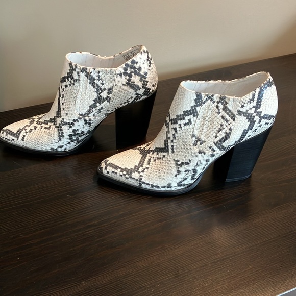 Size 9 White gray & black snake print Kendall and Kylie boots with 4 inch heels - Picture 4 of 12